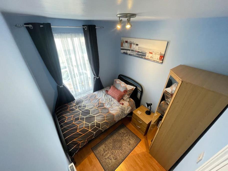 Beanies Lornestreet Four Bed House Apartment Swindon Exterior photo