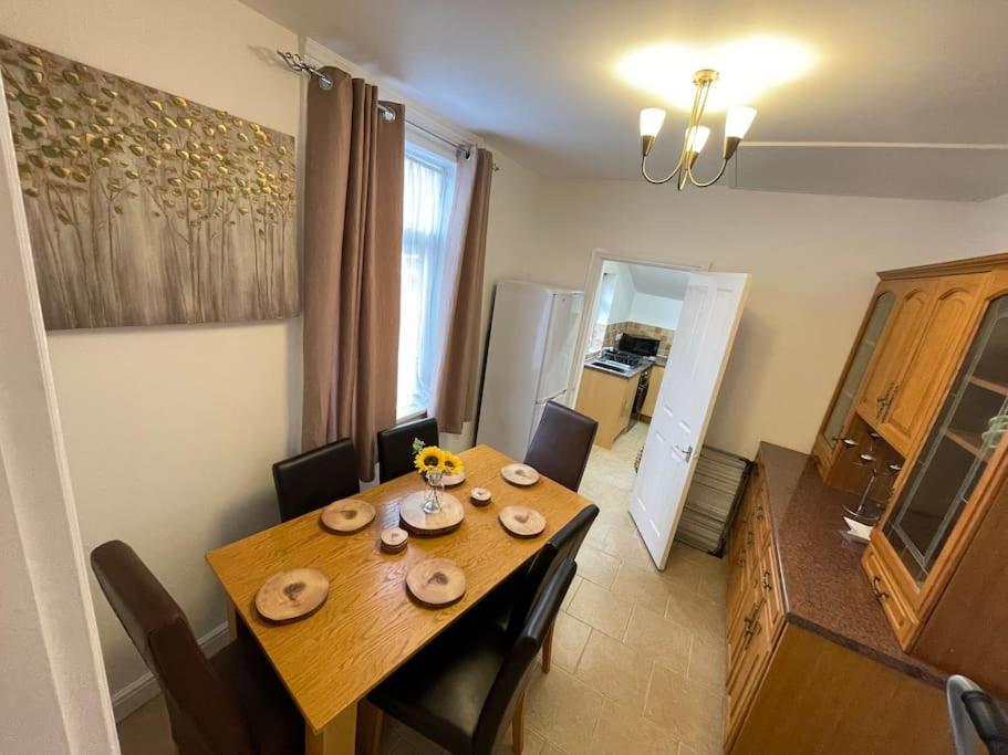 Beanies Lornestreet Four Bed House Apartment Swindon Exterior photo