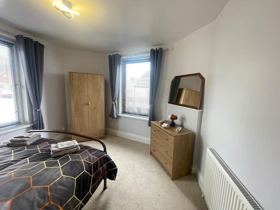 Beanies Lornestreet Four Bed House Apartment Swindon Exterior photo