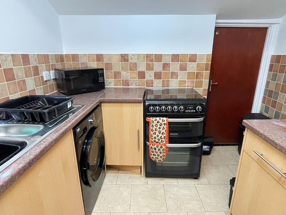 Beanies Lornestreet Four Bed House Apartment Swindon Exterior photo