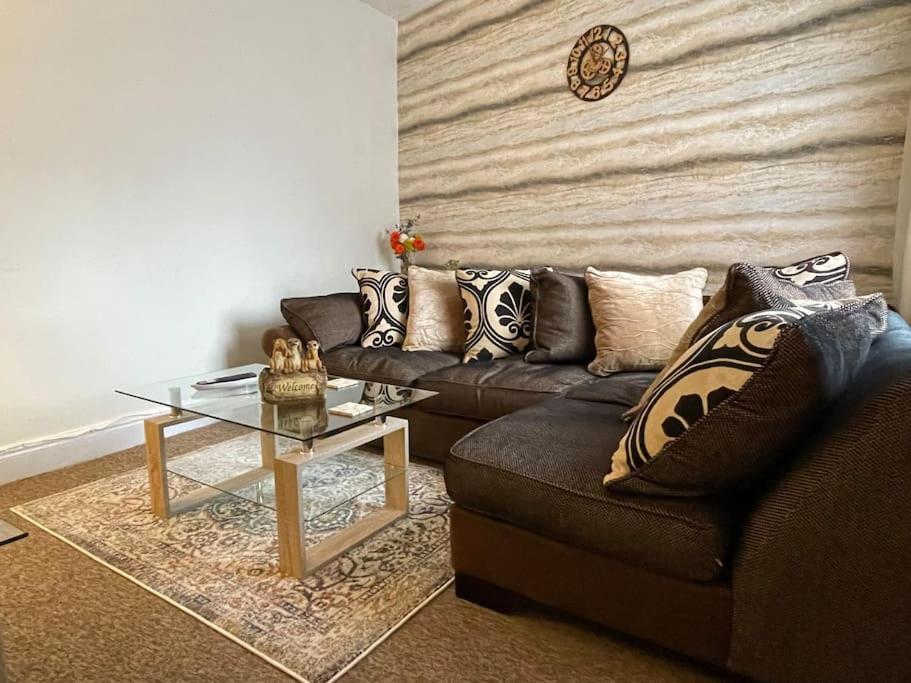 Beanies Lornestreet Four Bed House Apartment Swindon Exterior photo