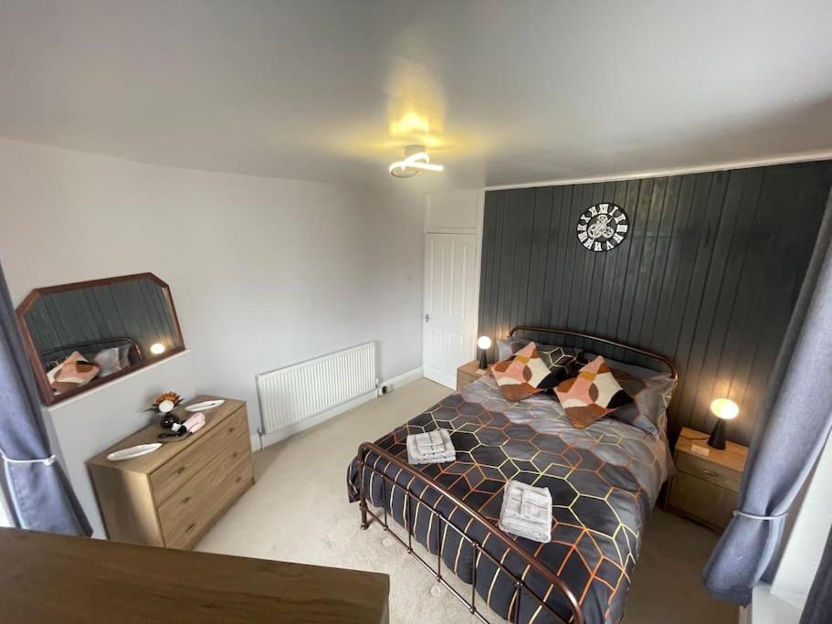 Beanies Lornestreet Four Bed House Apartment Swindon Exterior photo