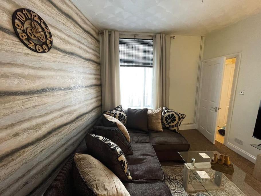 Beanies Lornestreet Four Bed House Apartment Swindon Exterior photo