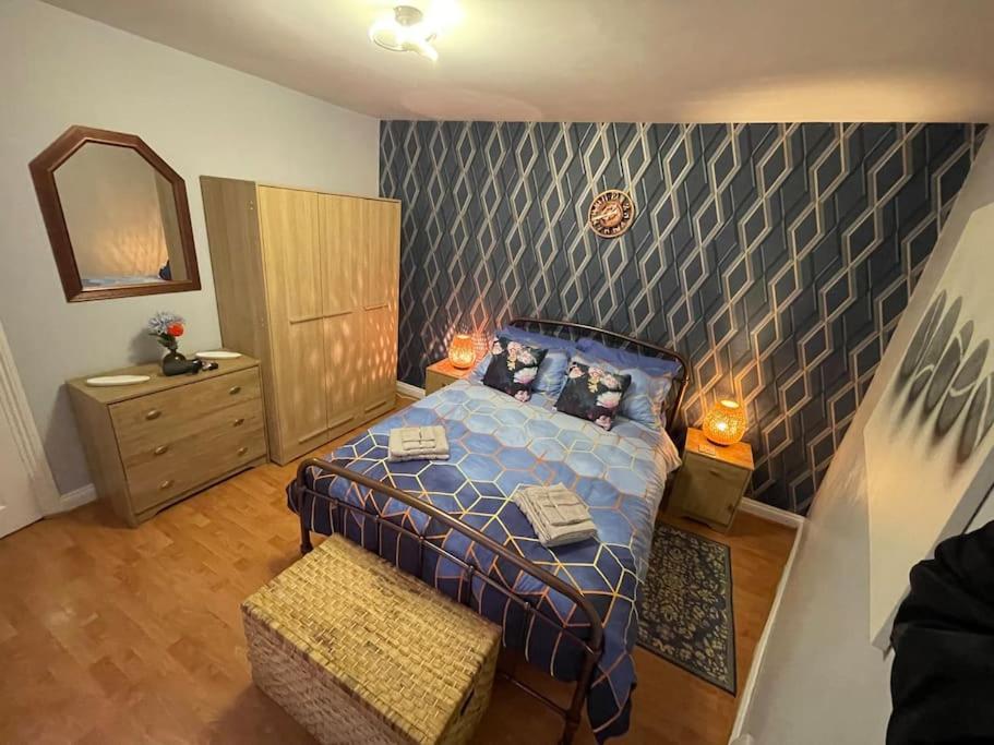 Beanies Lornestreet Four Bed House Apartment Swindon Exterior photo