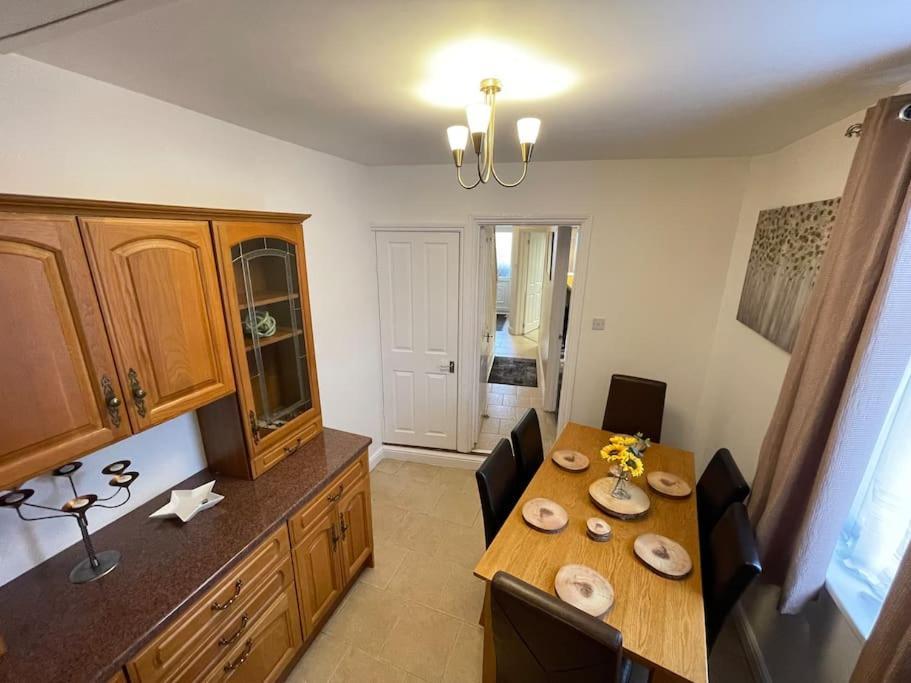 Beanies Lornestreet Four Bed House Apartment Swindon Exterior photo