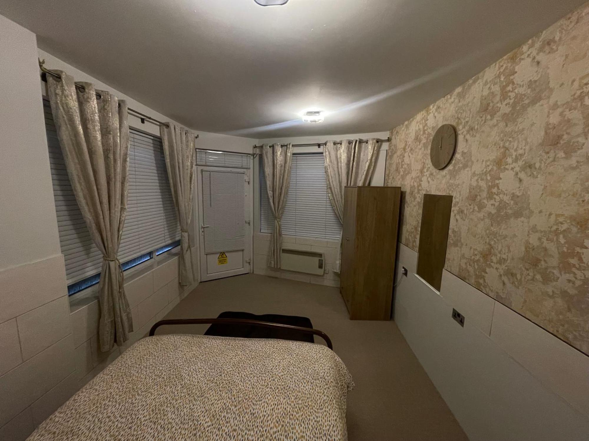 Beanies Lornestreet Four Bed House Apartment Swindon Exterior photo