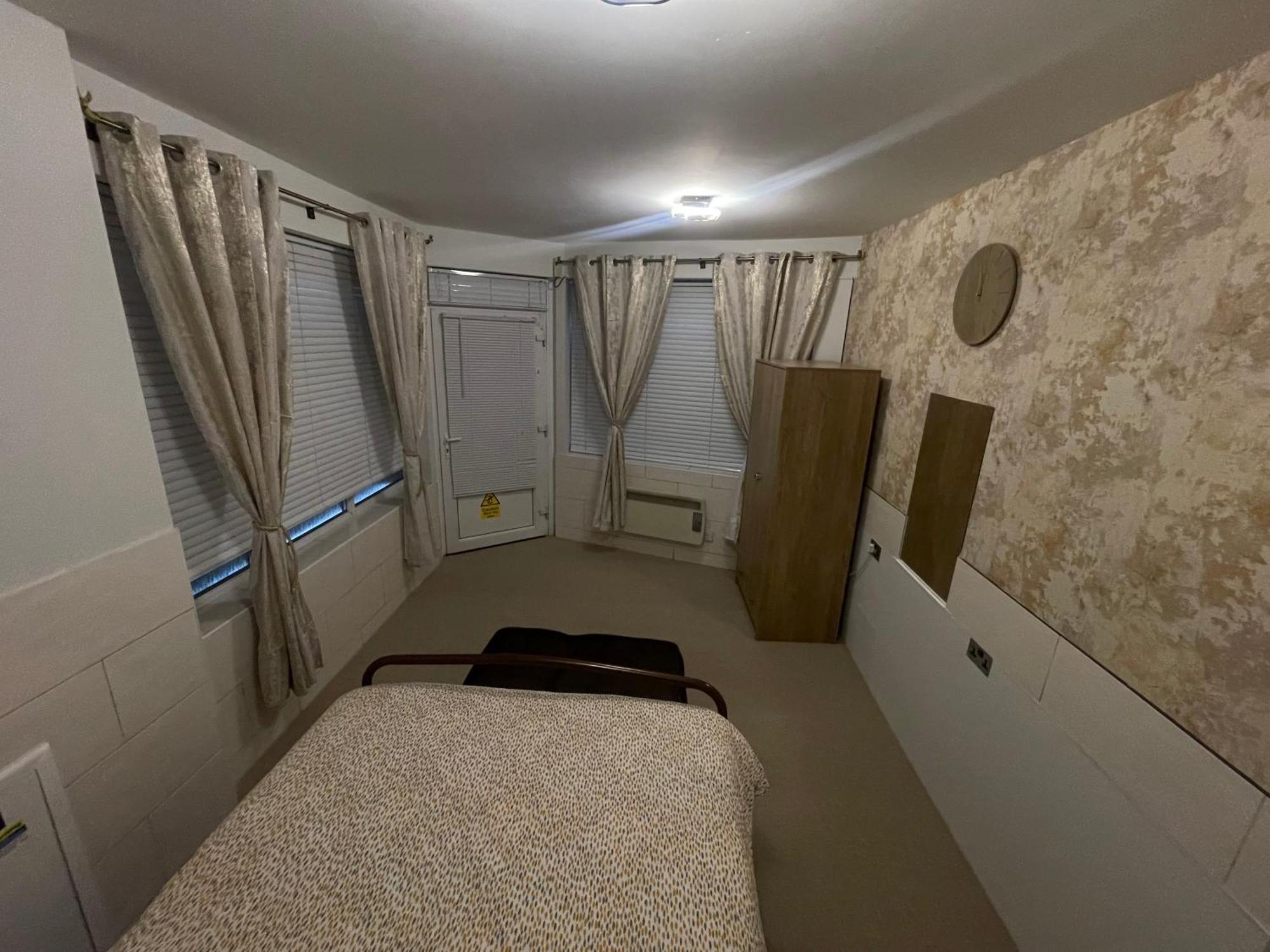Beanies Lornestreet Four Bed House Apartment Swindon Exterior photo
