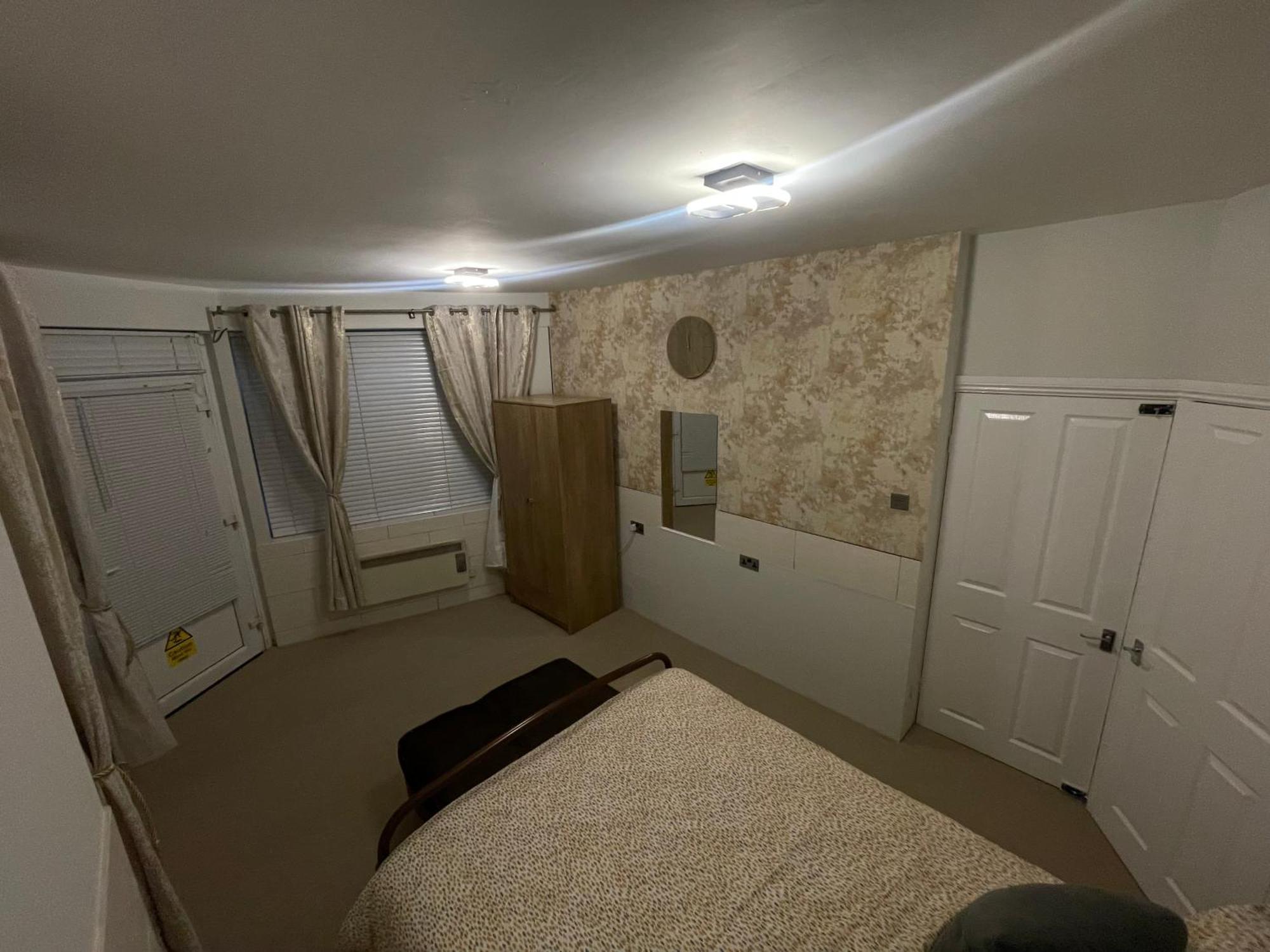 Beanies Lornestreet Four Bed House Apartment Swindon Exterior photo