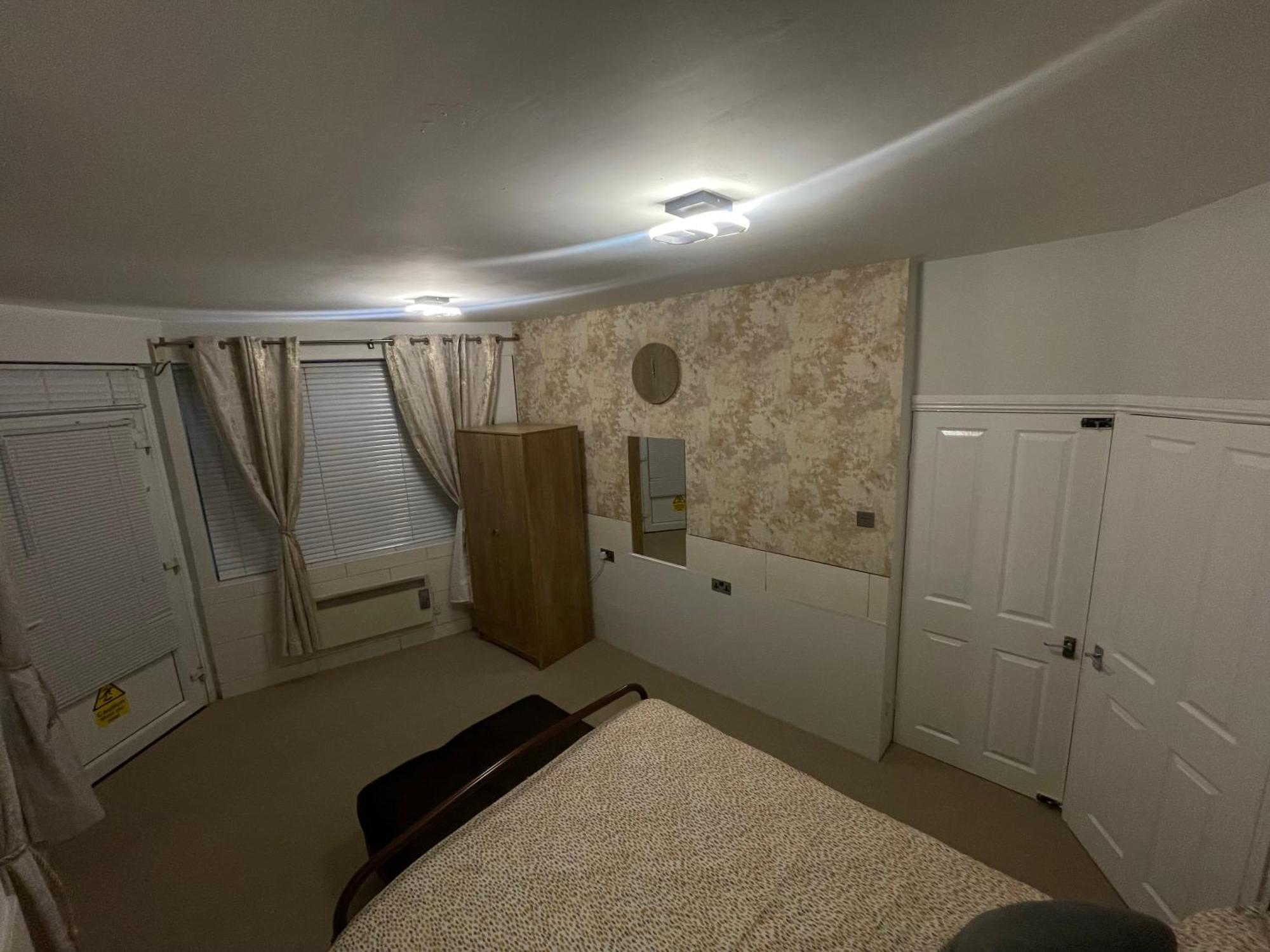 Beanies Lornestreet Four Bed House Apartment Swindon Exterior photo