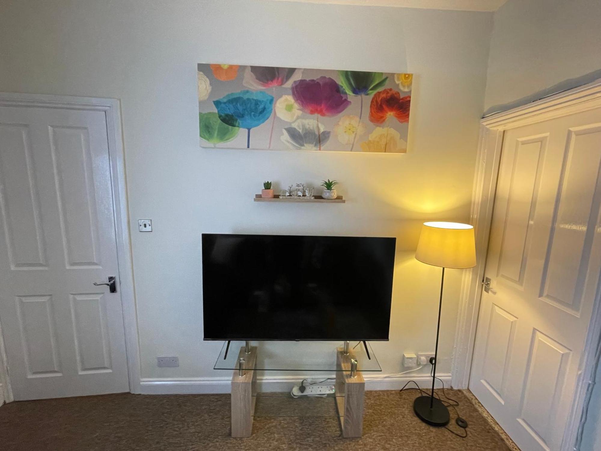 Beanies Lornestreet Four Bed House Apartment Swindon Exterior photo