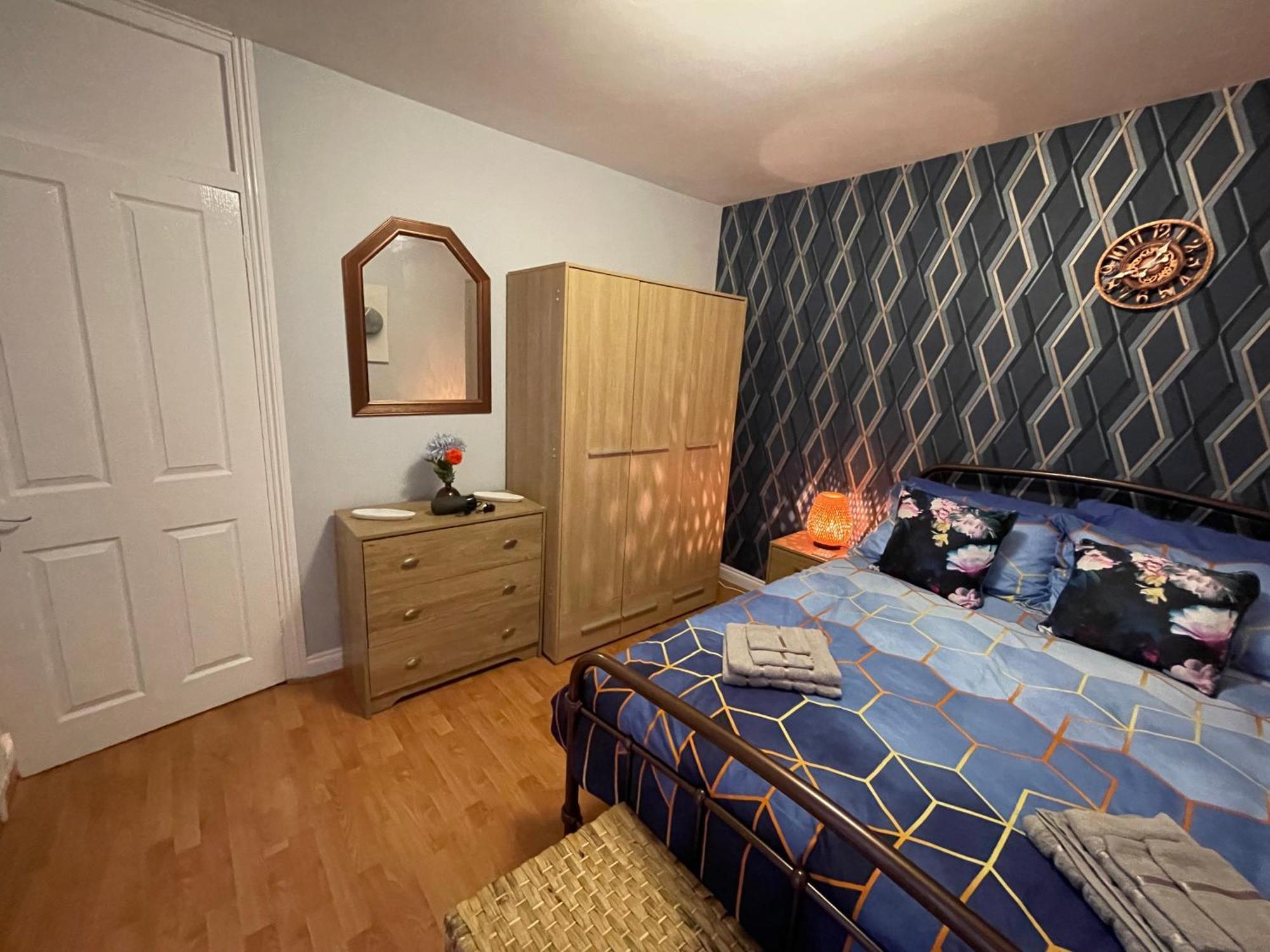 Beanies Lornestreet Four Bed House Apartment Swindon Exterior photo